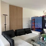 Appartement Double And Private Bath In A Shared Flat, Quiet, Close To The Un And Airport