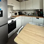 Double And Private Bath In A Shared Flat, Quiet, Close To The Un And Airport Appartement