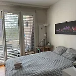 Double Room And Private Bath In A Shared Flat, Quiet, Close To The Un And Airport