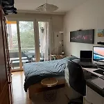 Double Room And Private Bath In A Shared Flat, Quiet, Close To The Un And Airport