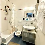 Double Room And Private Bath In A Shared Flat, Quiet, Close To The Un And Airport